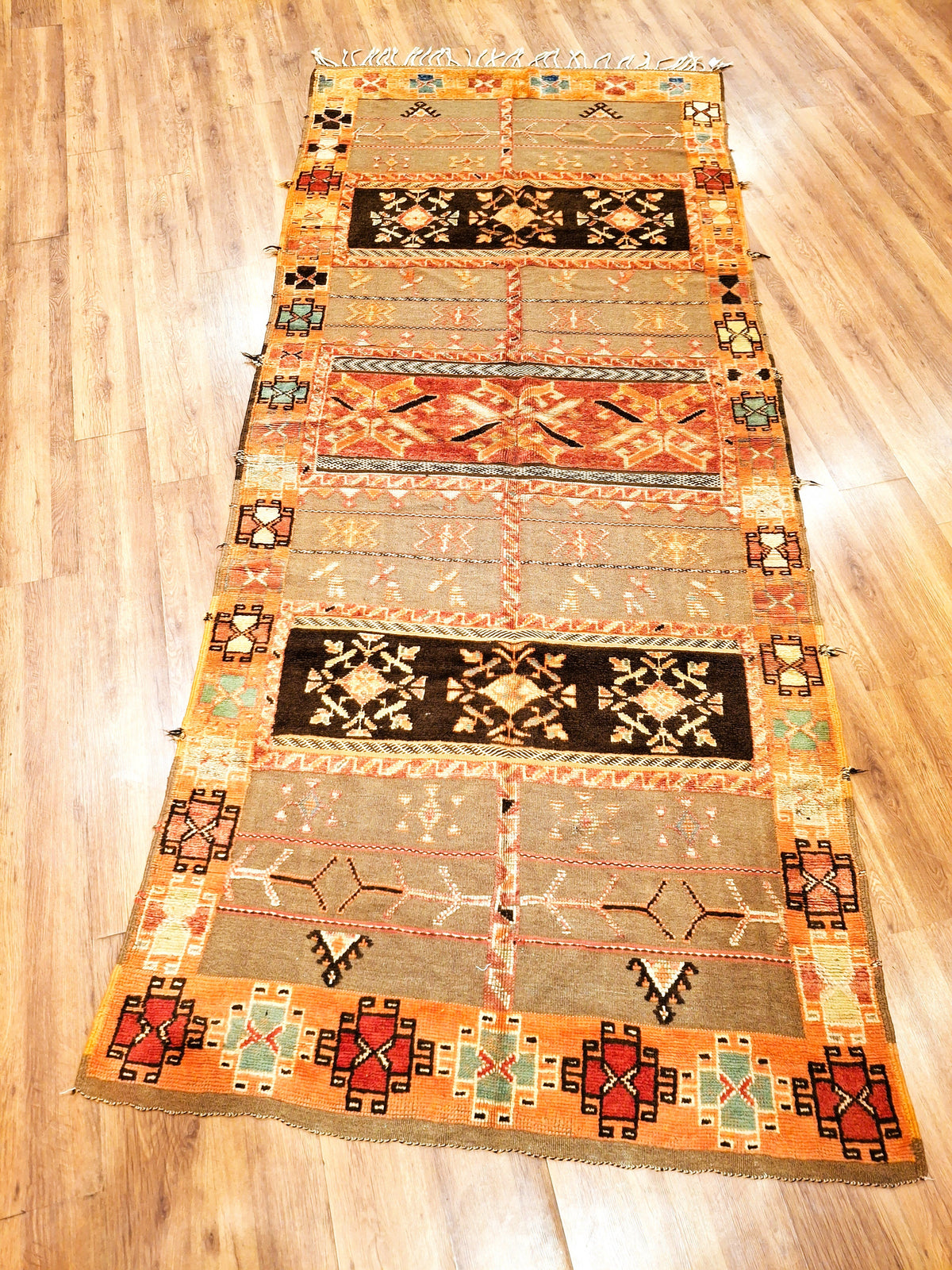 Vintage High Atlas 006 – handmade Moroccan wool rug from Taznakht, 3.56 × 1.50 m – view 1 of 8